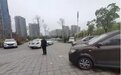 长沙一小区休闲广场成了停车场 公共活动空间缩水 业主不满!