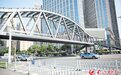 55.9米天桥拉通 雨花区环保大道圭白路口人行过街天桥投入试运行