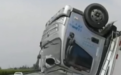 操作不当!安东高速池州段一货车“四脚朝天”式翻车
