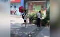 【#西安男子肩扛巨型玫瑰赴约##恋爱中男生的显眼包行为#】 近日,陕