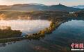安徽池州:秋日平天湖梦幻晨雾如仙境