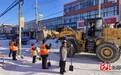 河北沙河:山区镇村联动铲冰除雪