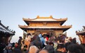 武当山:万名游客春节祈福