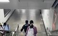 帮拎行李箱冲上热搜 “又暖又帅”的地铁安检员找到了