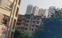 重庆一小车冲出马路坠落进小区,物业:有居民被砸中