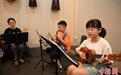 呼和浩特:小学生在青少年宫内享受暑假生活