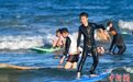 海南万宁日月湾:冲浪运动吸引人 游客多如下饺子