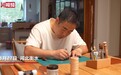 河北衡水皮艺匠人坚持纯手工创作 作品有趣也实用