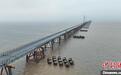 杭州湾跨海铁路桥工程取得新进展 南海中引桥栈桥顺利贯通