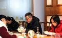 河北衡水:方寸壶中绘蛇年 产品远销海内外
