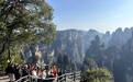 中外游客赏峰林品非遗 张家界国家森林公园将迎旅游高峰
