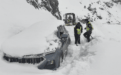 积雪1.5米游客车辆被埋 高原上演紧急救援