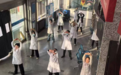 医生患者齐练八段锦 华亭人花式养生治未病