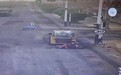 合肥一电动车被卷入修路作业车底，目击者：大人骑车送孩子上学