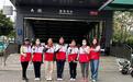 “银发先锋”携手“青春力量”共绘文明风景线——西乡街道劳动社区志愿者助力地铁口秩序焕新