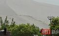 敦煌鸣沙山长满人 景区老板称帽子生意紧俏