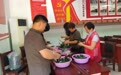 開封市西湖街道閆砦社區(qū)開展“濃情端午粽暖人心”包粽子活動
