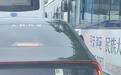 武汉街头一汽车尾部挂“手机”充电?交警:不违规