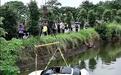 小车冲入水塘 车内母女逃生后无法上岸 过路男子下水奋力托举救人
