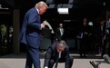 G7峰会上弯腰捡起特朗普掉落的文件,斯塔默回应:为了避免安全恐慌