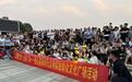 河南鲁山:夏夜演唱会成了群众广场文化活动的新亮点