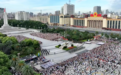 南昌八一廣場(chǎng)“七一”升旗儀式舉行 游客們徹夜等待只為見(jiàn)證升旗那一刻