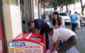 贛州街頭上演暖心一幕：媽媽帶孩子為“愛(ài)心冰柜”送水后默默離開(kāi)
