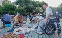 江西上饶3名00后脑瘫青年摆摊卖大蒜走红网络
