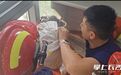 险!孩童头部卡入柜窗缝隙 消防紧急救援化险为夷