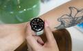 谷歌发布Pixel Watch 4智能手表:屏幕峰值亮度提升50%、抬腕即可AI聊天、首次支持卫星SOS求救