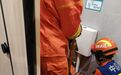 女子便池捞掉落的钥匙被卡 消防员实施破拆成功施救