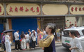 不少外地游客特地来南昌“一毛钱奶奶”摊位打卡购买,称这是一座很温暖的城市