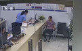 雨夜中的溫暖瞬間:執(zhí)法隊員為老人撐起一把“暖心傘”