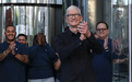 苹果市值反弹背后:iPhone 17热销与AI焦虑并存