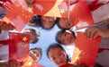 共青城：我與國旗合個影（圖）