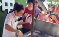 顾客买2块鸡排付了120元,“鸡排哥”不让走:他多按了一个0