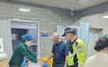 广东游客突发疼痛 武昌交警紧急拦下网约车并护送到医院
