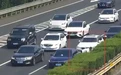 金项链被孩子扯断扔出车外 杭州夫妻高速上停车冲向护栏翻找