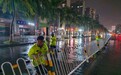 复位加固受损护栏、清运倒伏树木 海口交警连夜清障保畅通