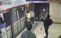 武汉地铁车厢内孕妇突发不适 众人接力相助