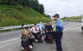 6名老人骑代步车误上高速 儋州交警及时拦截消除交通安全隐患