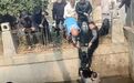 安徽颍上一名10岁男童不慎落水,外卖小哥和路人合力救助