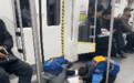 南昌两名小孩哥一上地铁就趴地写作业,引数万网友共鸣:主打松弛感,这才是童年的模样