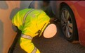 夕阳下 高速交警跪地的身影太动人