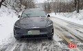 北京车主返程路上被大雪困住 河北一老人挥起铁锹铺就“平安路”