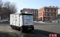 无人配送车“驶入”新疆机场,你的快递和外卖可能正被它“签收”