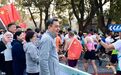 2026南昌鄱阳湖半程马拉松起跑 李红军为马拉松跑友加油鼓劲