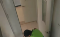 南昌万达滨江华府楼道纸箱突然起火 放学少年来回四次进行扑救