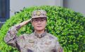 58岁,她穿上迷彩,被授予预备役大校军衔