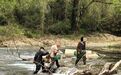 河水突涨茶农被困,黄山警方横渡激流暖心营救